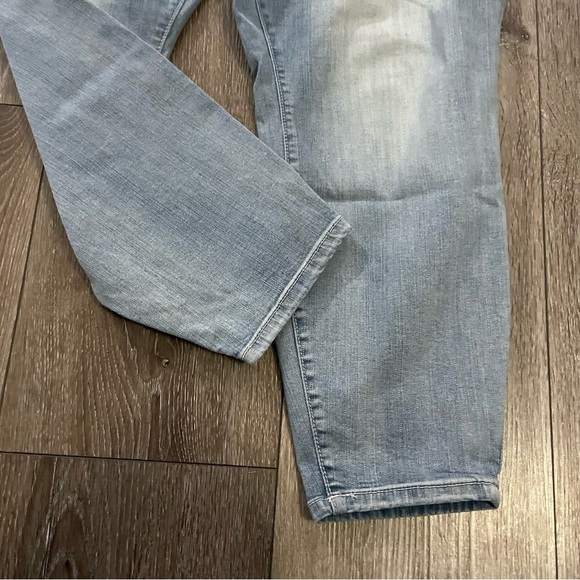 TORRID High Rise Curvy Skinny Jean - Light Wash Size 24T - Picture 3 of 11